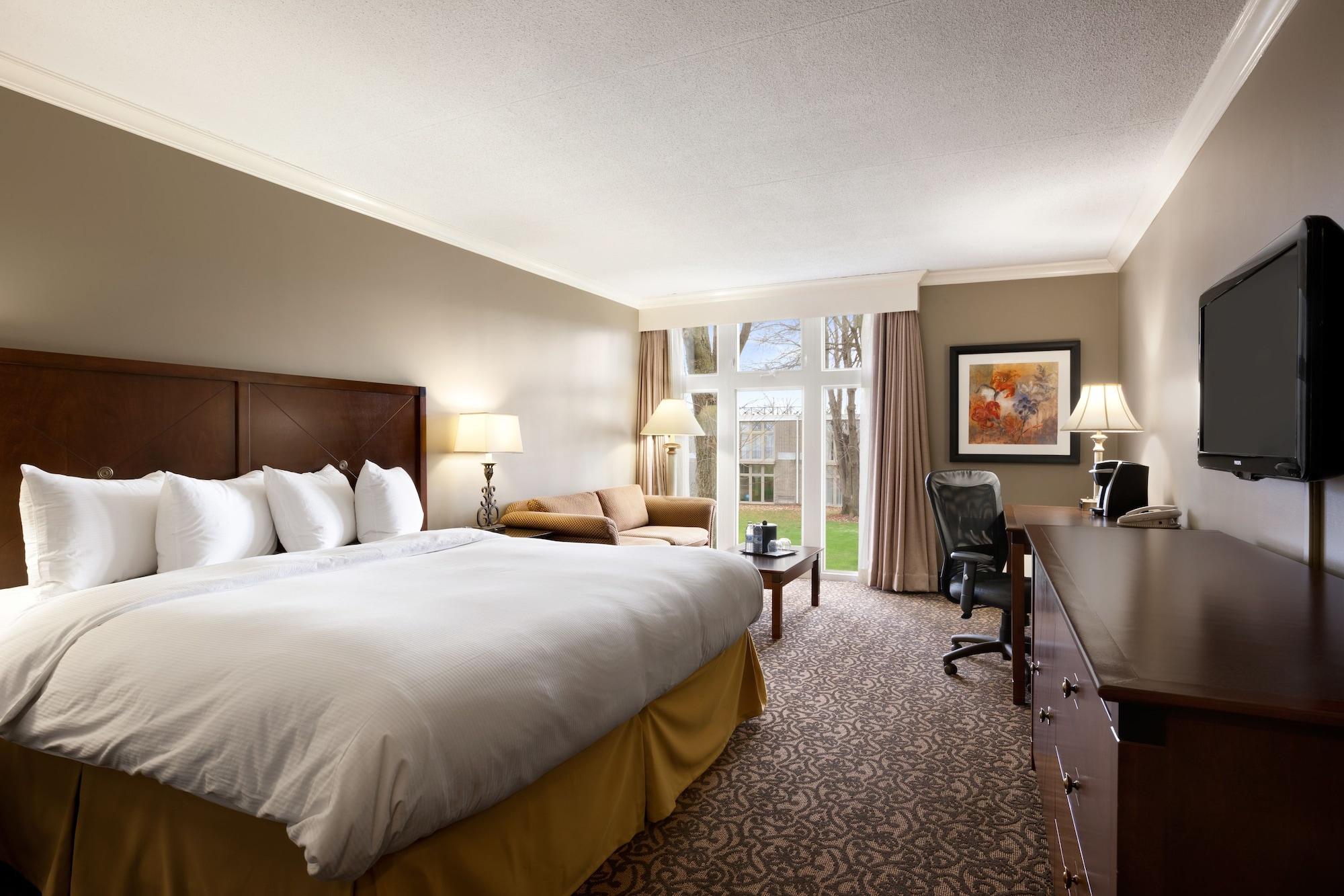 Ramada By Wyndham Cornwall Extérieur photo
