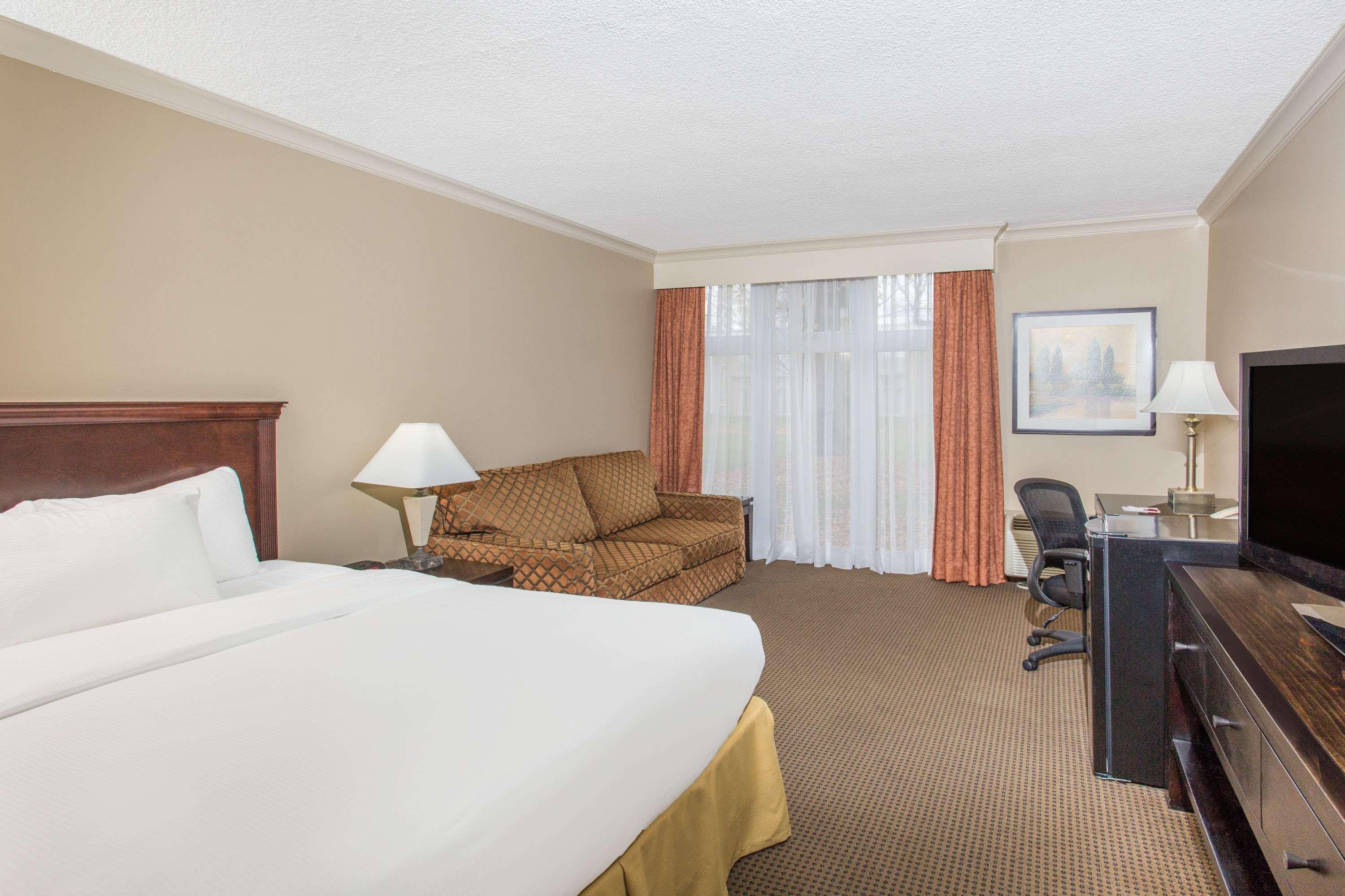 Ramada By Wyndham Cornwall Extérieur photo