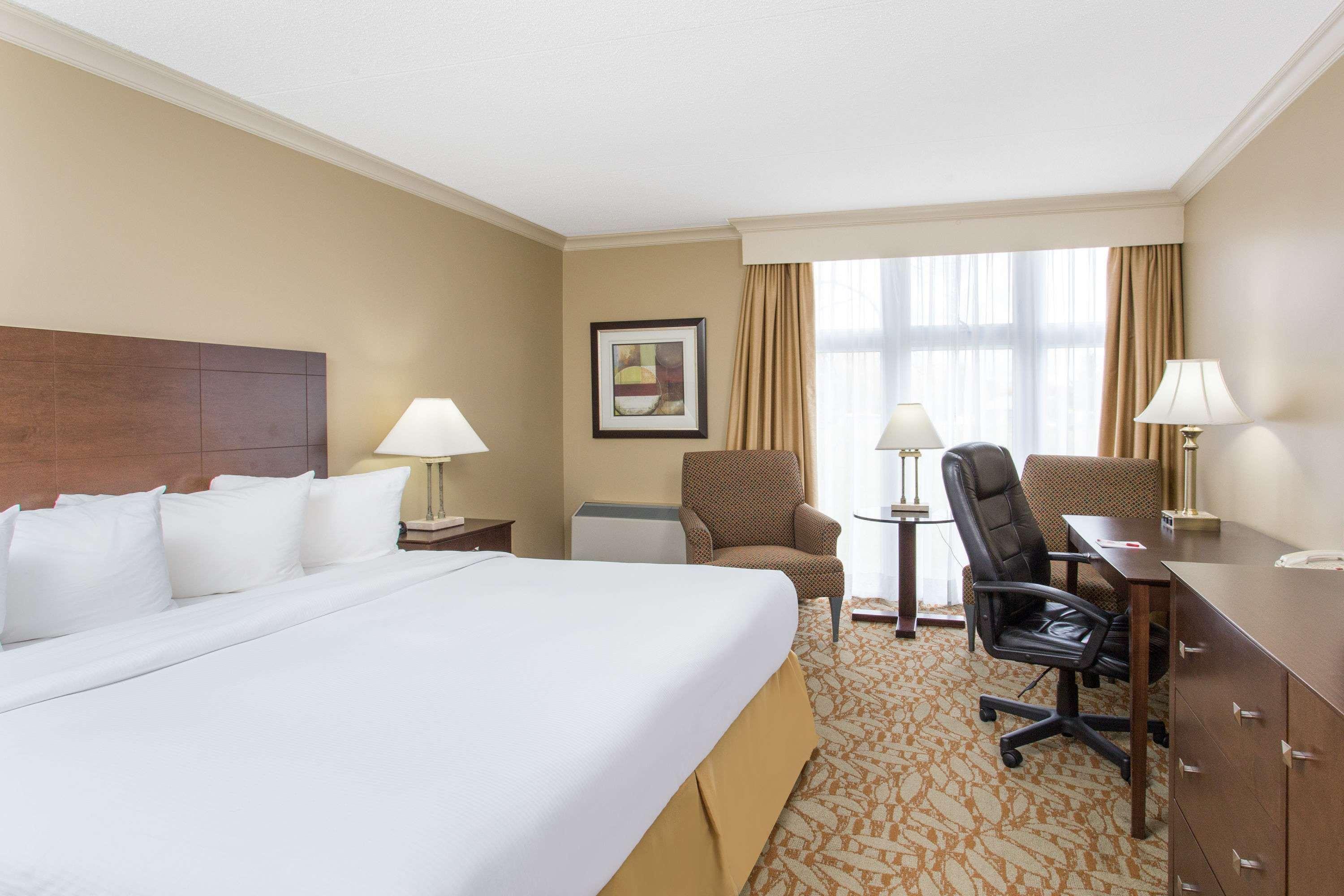 Ramada By Wyndham Cornwall Extérieur photo
