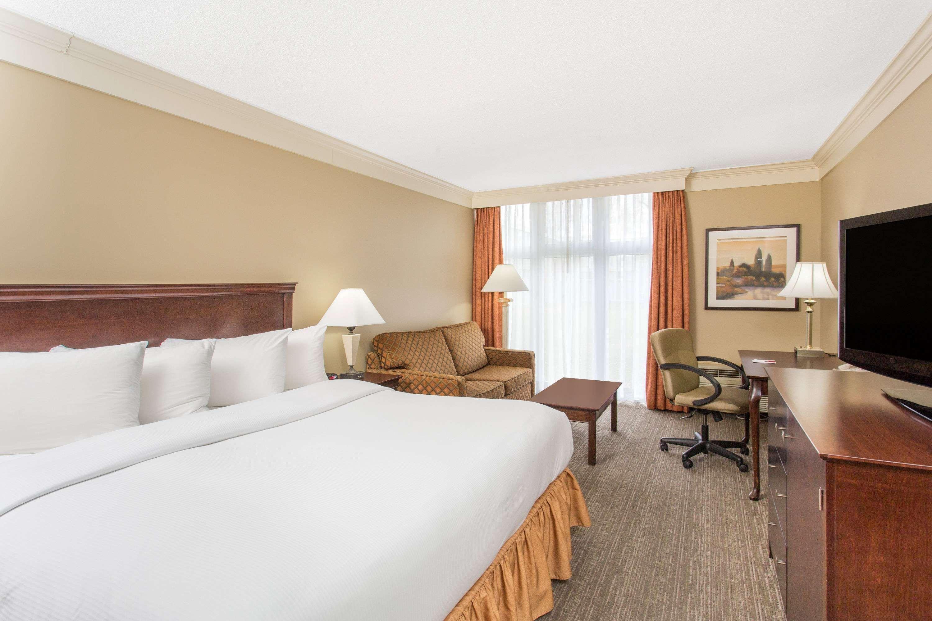 Ramada By Wyndham Cornwall Extérieur photo