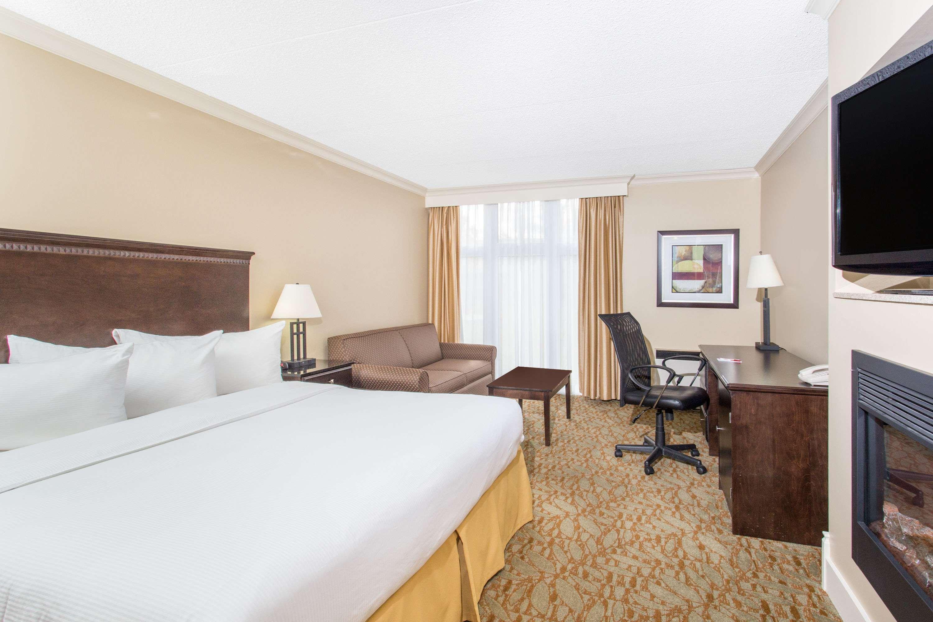 Ramada By Wyndham Cornwall Extérieur photo