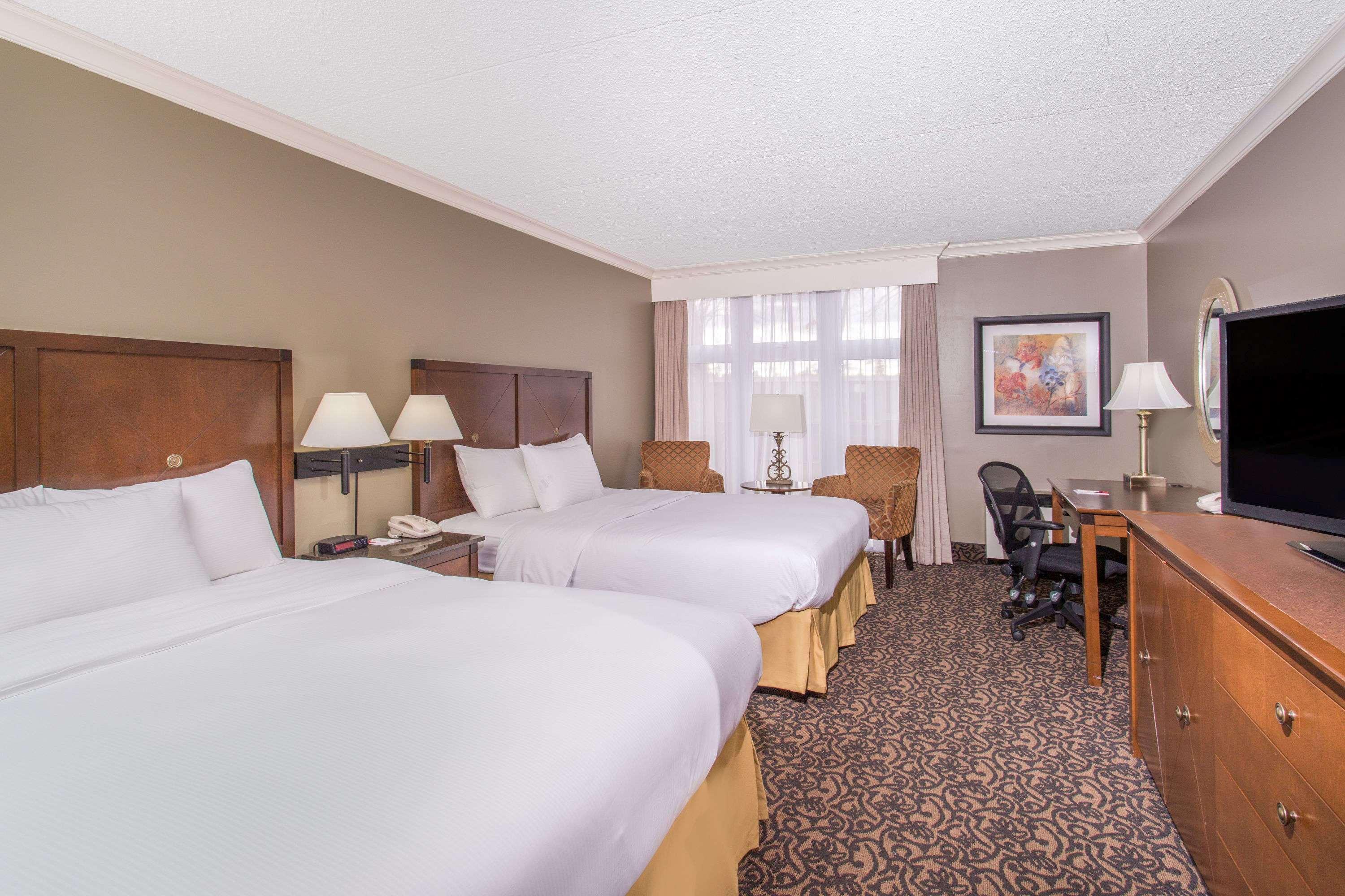 Ramada By Wyndham Cornwall Extérieur photo