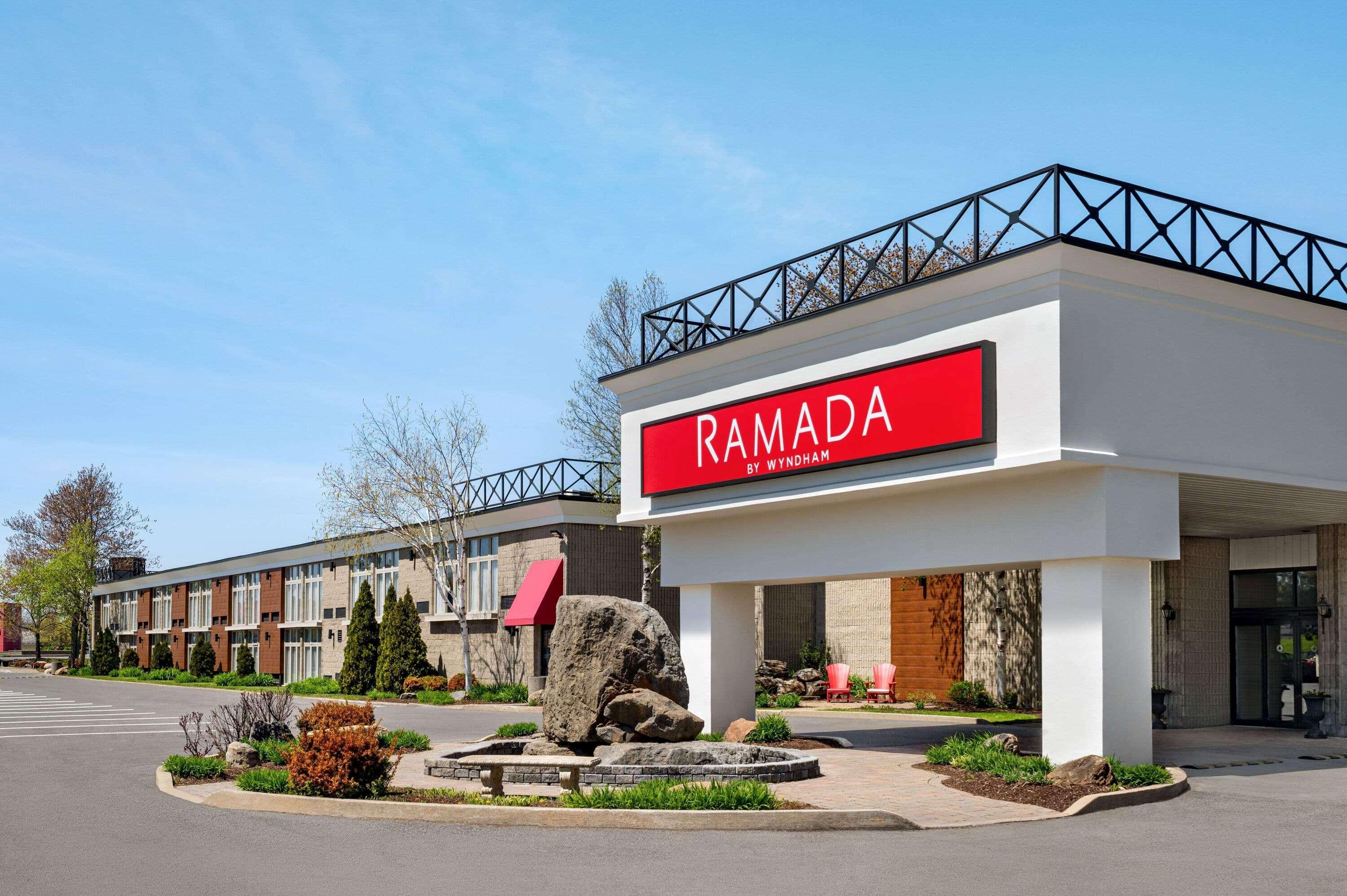 Ramada By Wyndham Cornwall Extérieur photo