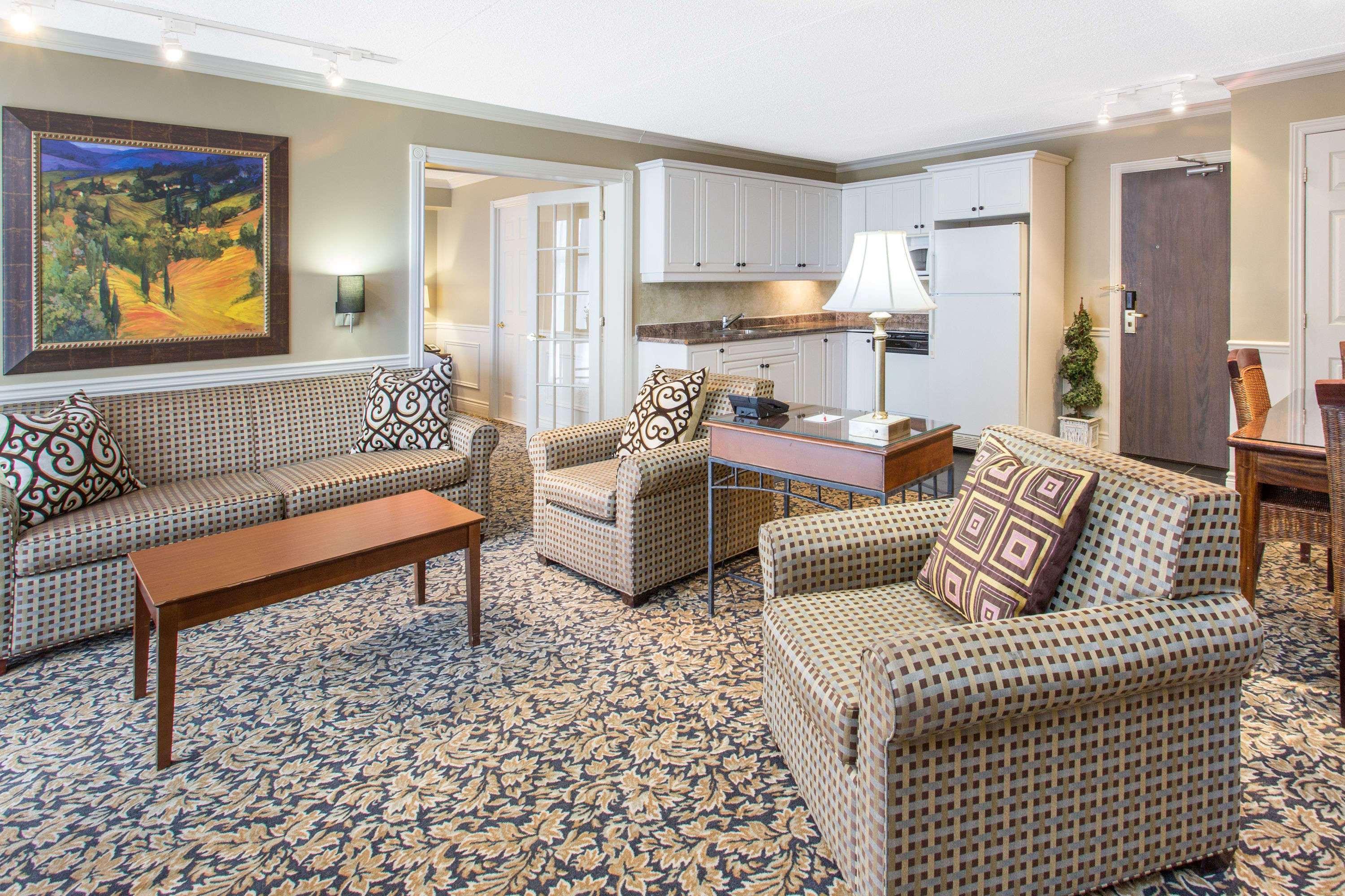 Ramada By Wyndham Cornwall Extérieur photo