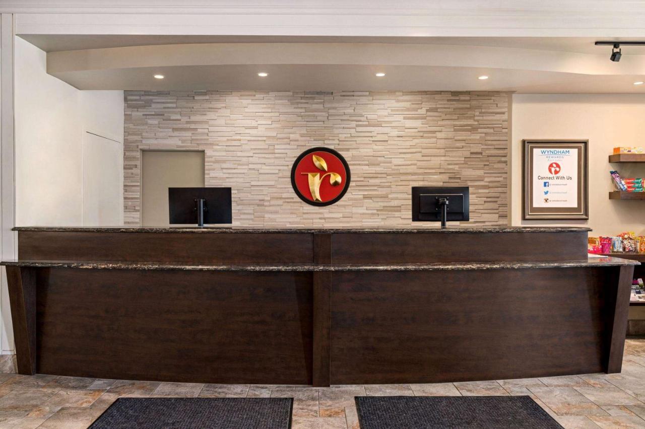 Ramada By Wyndham Cornwall Extérieur photo