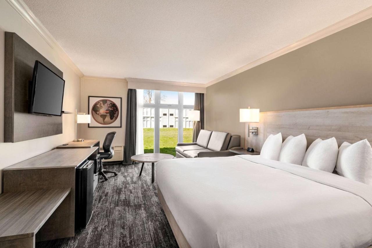 Ramada By Wyndham Cornwall Extérieur photo