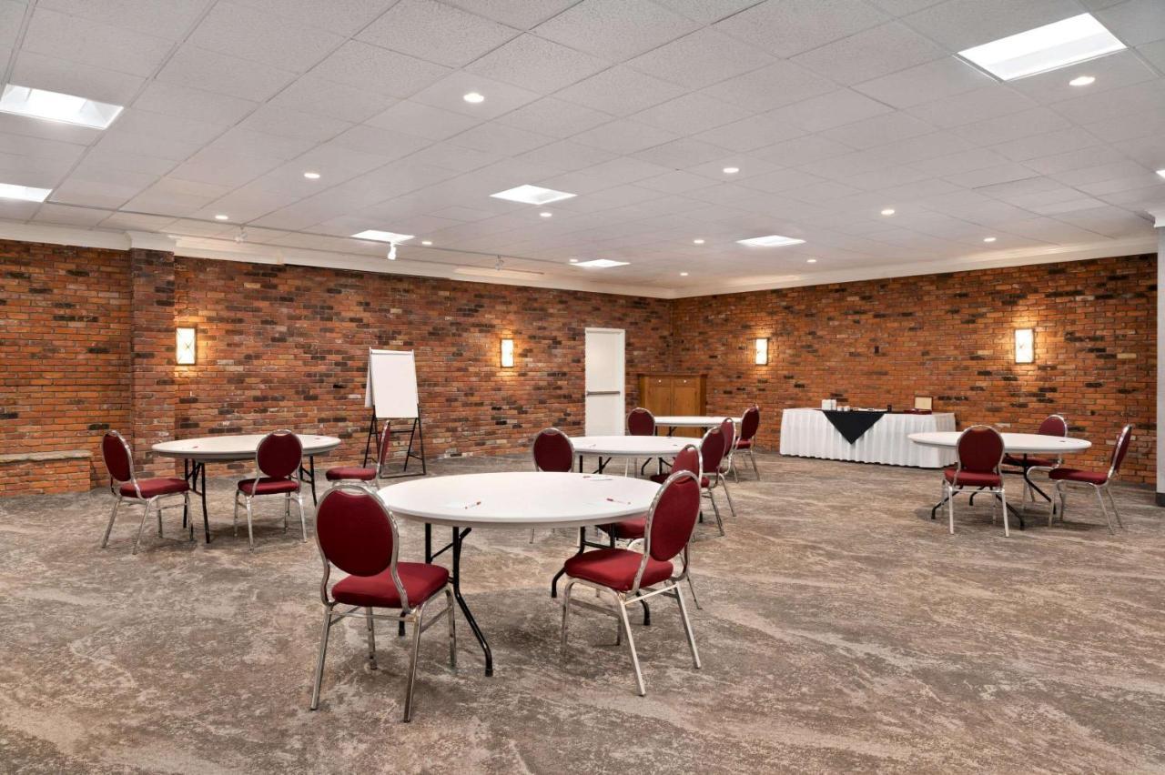 Ramada By Wyndham Cornwall Extérieur photo