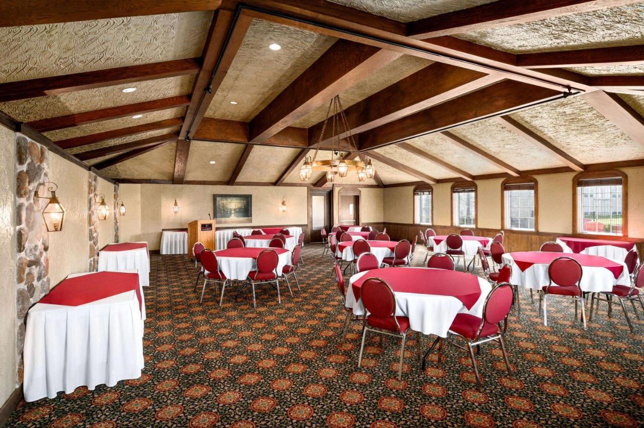 Ramada By Wyndham Cornwall Extérieur photo