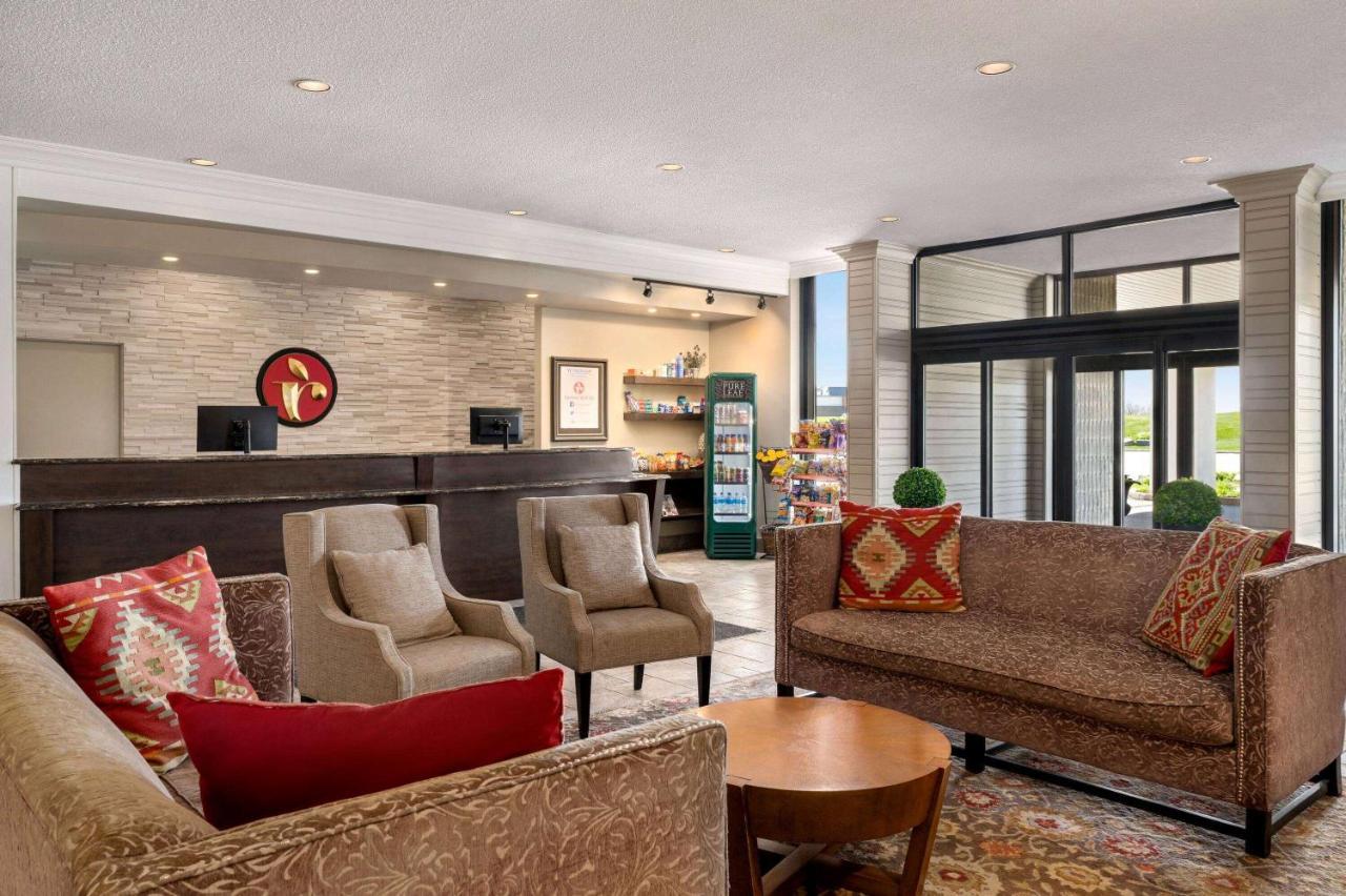 Ramada By Wyndham Cornwall Extérieur photo