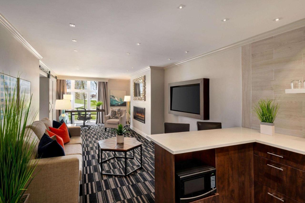Ramada By Wyndham Cornwall Extérieur photo