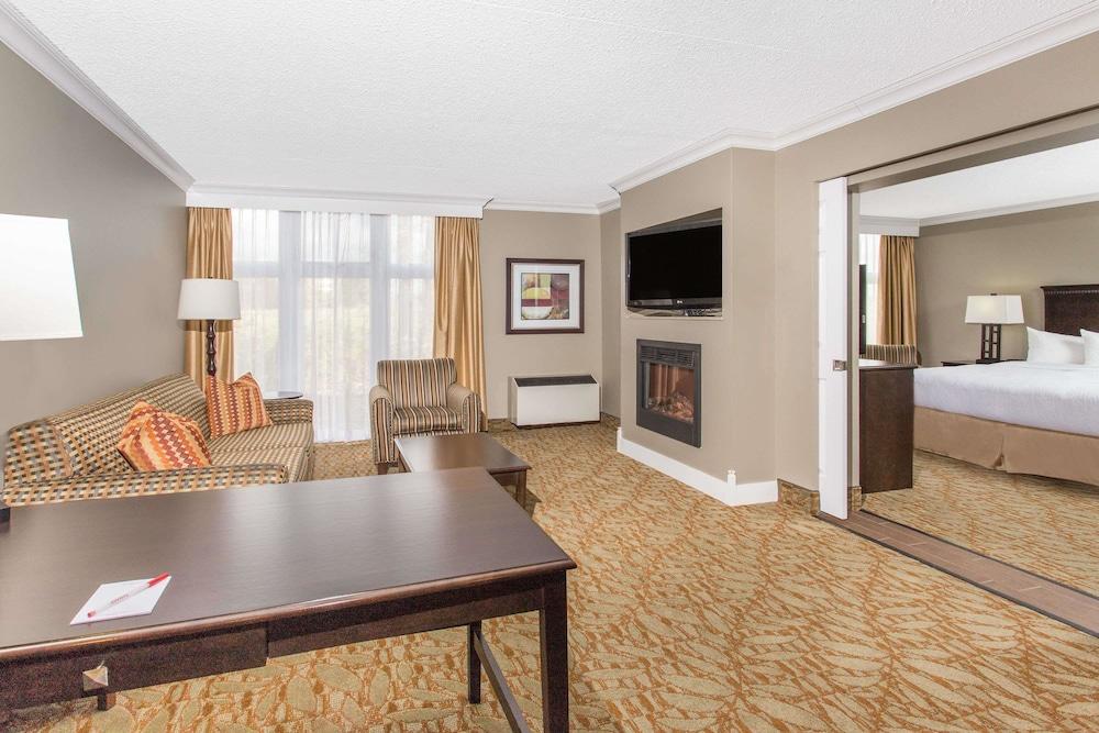 Ramada By Wyndham Cornwall Extérieur photo