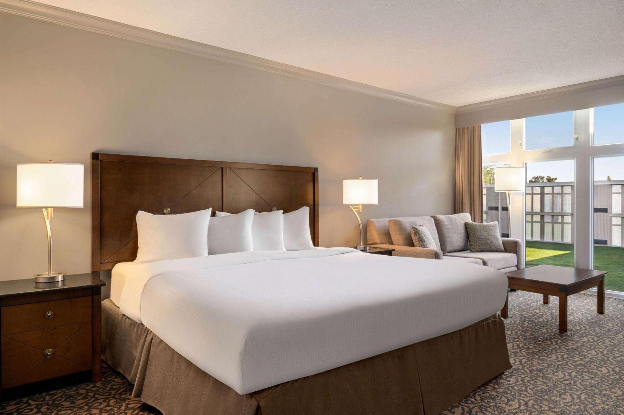 Ramada By Wyndham Cornwall Extérieur photo