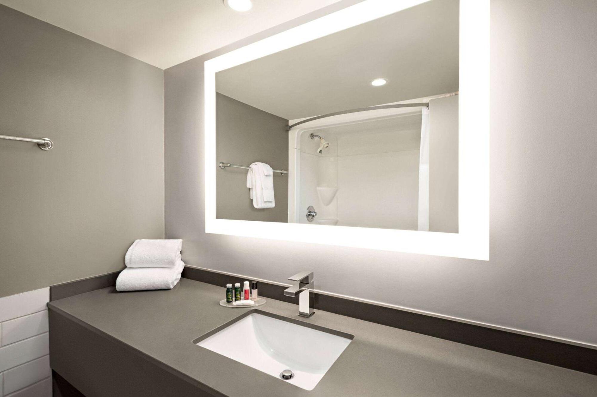 Ramada By Wyndham Cornwall Extérieur photo