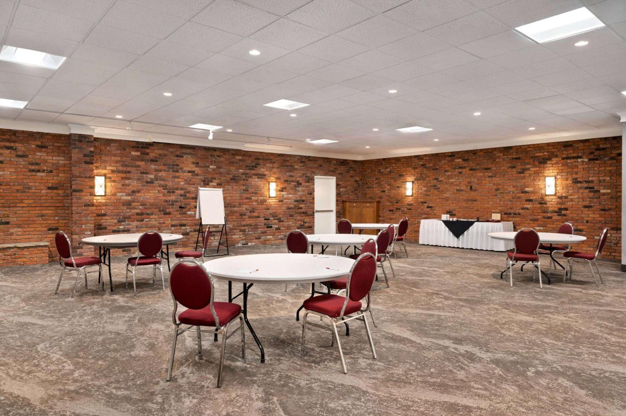 Ramada By Wyndham Cornwall Extérieur photo