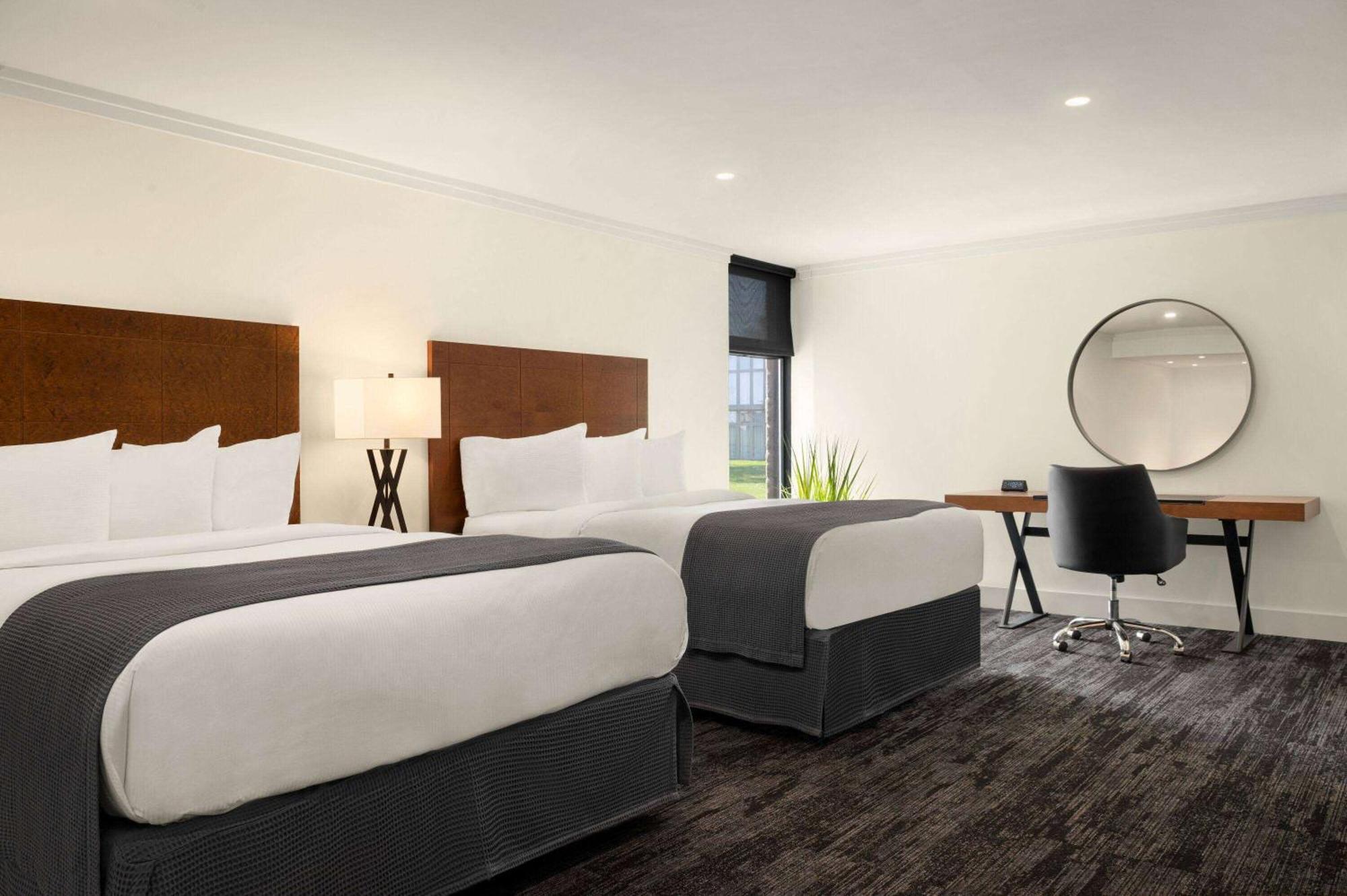 Ramada By Wyndham Cornwall Extérieur photo
