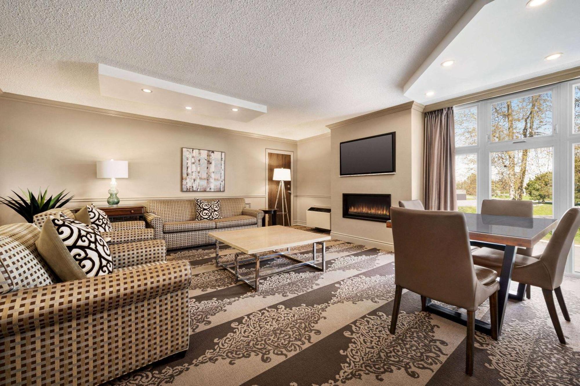Ramada By Wyndham Cornwall Extérieur photo