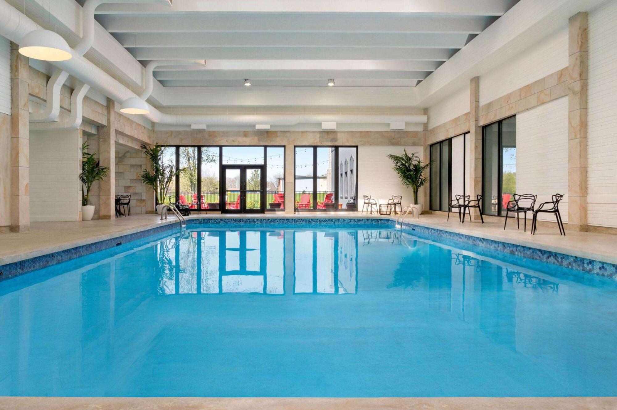Ramada By Wyndham Cornwall Extérieur photo
