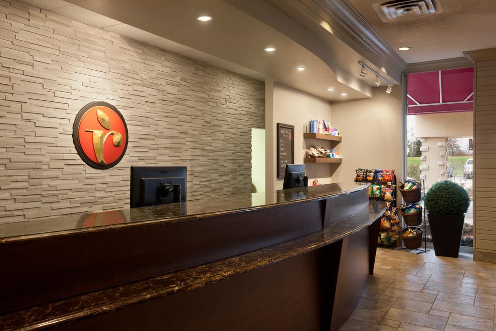 Ramada By Wyndham Cornwall Extérieur photo