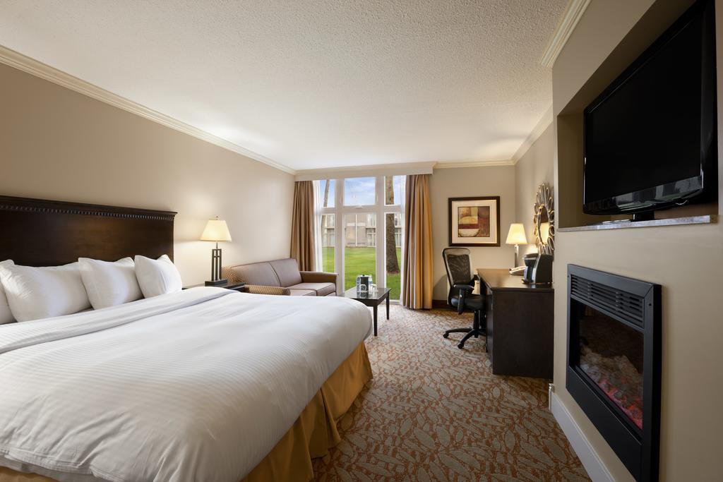Ramada By Wyndham Cornwall Extérieur photo