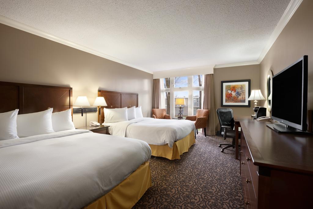 Ramada By Wyndham Cornwall Extérieur photo